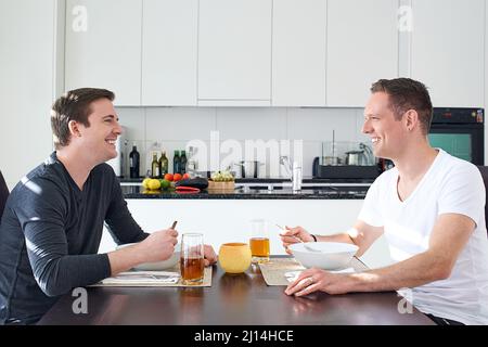 Die Dinge sind immer besser, wenn sie zusammen waren. Ausgeschnittene Aufnahme eines liebevollen schwulen Paares. Stockfoto