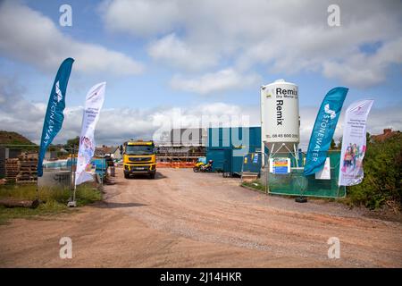 Soziale Wohnungsbauarbeiten im Fortschritt. Stonewater Gehäuse. Remix Betontank auf einer neu erbauten Baustelle. Stockfoto