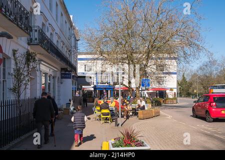 Totnes ist eine Marktstadt in South Devon am Kopf der Mündung des River Dart. Es ist für seine unabhängigen Geschäfte und gesunde Lebensmittel bekannt. Stockfoto