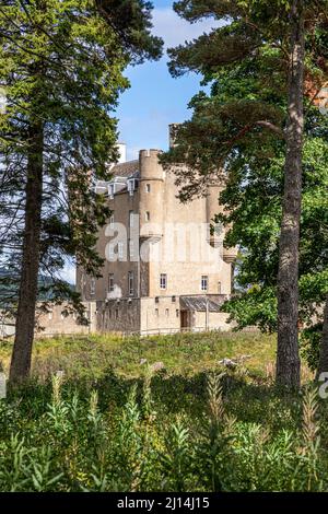 Braemar Castle (erbaut 1628) am Fluss Dee in Braemar, Aberdeenshire, Schottland Stockfoto