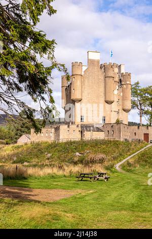 Braemar Castle (erbaut 1628) am Fluss Dee in Braemar, Aberdeenshire, Schottland Stockfoto