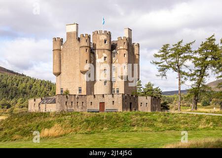 Braemar Castle (erbaut 1628) am Fluss Dee in Braemar, Aberdeenshire, Schottland Stockfoto