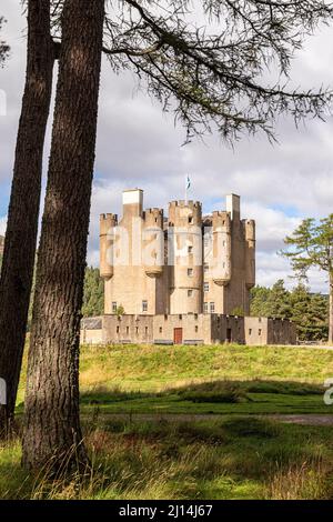 Braemar Castle (erbaut 1628) am Fluss Dee in Braemar, Aberdeenshire, Schottland Stockfoto