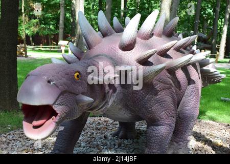 DINO PARK, KHARKOV - 8. AUGUST 2021: Tagesansicht der wunderschönen Dinosaurier-Skulptur im Park. Ankylosaurus, prähistorisches Reptil, im Dinosaur Park Stockfoto