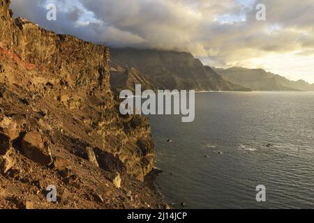 Atlantische Küste, aride vulkanische Berge in der Nähe von Puerto de las Nieves im Nordwesten von Gran Canaria Kanarische Inseln Spanien. Stockfoto