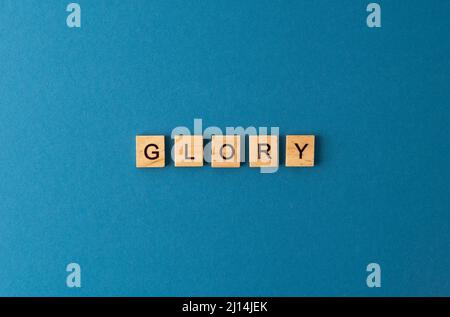 Glory Hintergrund. Satz aus Holzbuchstaben. Wörter aus der Draufsicht. Die Sätze sind in Holzbuchstaben ausgelegt. Motivation. Stockfoto