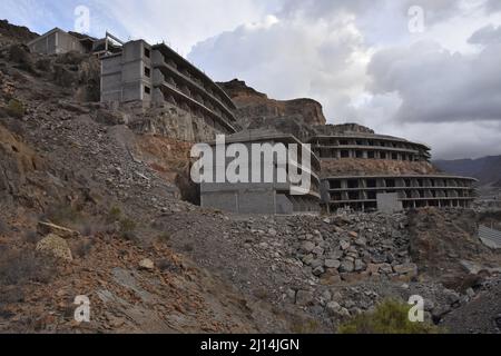 Verlassene unfertige Grundstücke in der ariden Landschaft der Kanarischen Inseln Gran Canaria Spanien. Stockfoto