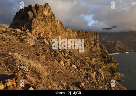 Atlantische Küste, aride vulkanische Berge in der Nähe von Puerto de las Nieves im Nordwesten von Gran Canaria Kanarische Inseln Spanien. Stockfoto
