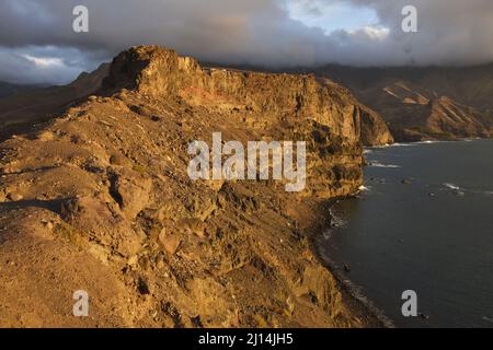Atlantische Küste, aride vulkanische Berge in der Nähe von Puerto de las Nieves im Nordwesten von Gran Canaria Kanarische Inseln Spanien. Stockfoto