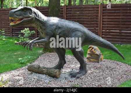 DINO PARK, KHARKOV - 8. AUGUST 2021: Tagesansicht der wunderschönen Dinosaurier-Skulptur im Park. Die prähistorischen Tiere lebten jemals auf der Erde Millionen Stockfoto