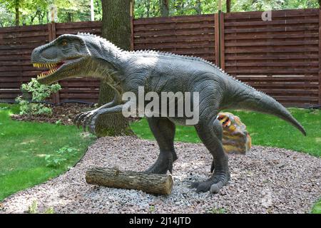 DINO PARK, KHARKOV - 8. AUGUST 2021: Tagesansicht der wunderschönen Dinosaurier-Skulptur im Park. Die prähistorischen Tiere lebten jemals auf der Erde Millionen Stockfoto