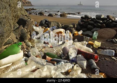 Plastikflaschen und andere Abfälle wurden an Land gewaschen und am Strand in der Nähe von Las Palmas auf den Kanarischen Inseln von Gran Canaria gesammelt. Stockfoto