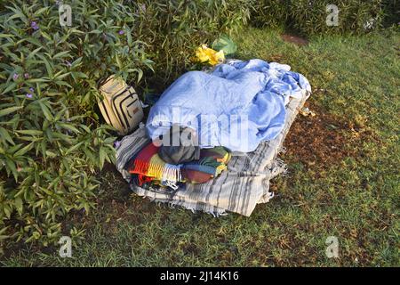 Obdachlose, die auf dem Boden im Park, Las Palmas Gran Canaria, Spanien, schlafen. Stockfoto