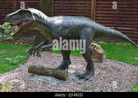 DINO PARK, KHARKOV - 8. AUGUST 2021: Tagesansicht der wunderschönen Dinosaurier-Skulptur im Park. Die prähistorischen Tiere lebten jemals auf der Erde Millionen Stockfoto