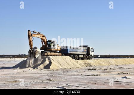 Salzproduktionsstandort, Salz wird nach der Ernte aus dem Salzteich in Huelva, Spanien, Europa, auf den LKW geladen. Stockfoto