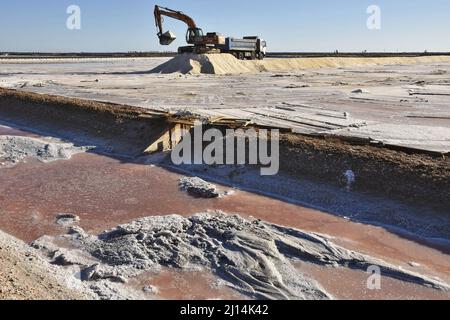 Salzproduktionsstandort, Salz wird nach der Ernte aus dem Salzteich in Huelva, Spanien, Europa, auf den LKW geladen. Stockfoto