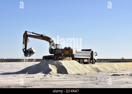 Salzproduktionsstandort, Salz wird nach der Ernte aus dem Salzteich in Huelva, Spanien, Europa, auf den LKW geladen. Stockfoto