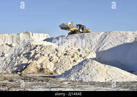 Salzproduktionsstandort, Salz wird nach der Ernte aus den Salzteichen, Huelva Spanien Europa, angehäuft. Stockfoto