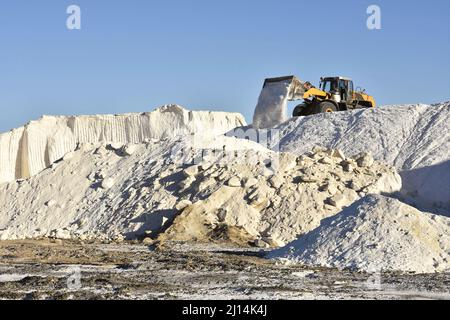 Salzproduktionsstandort, Salz wird nach der Ernte aus den Salzteichen, Huelva Spanien Europa, angehäuft. Stockfoto