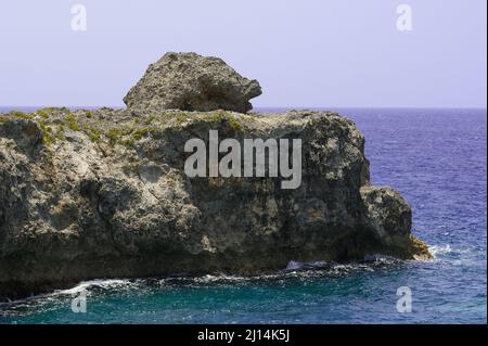 Das Foto zeigt den Atlantik mit einer felsigen Küste. Der Strand der exotischen Insel enthält viele Felsen und Grotten. Die felsige Landschaft und das Meer sind Stockfoto