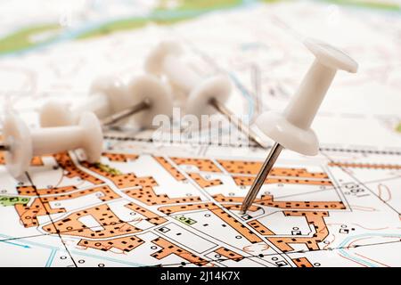 Eine Büroklammer auf der Karte zeigt den Endpunkt der Route an. Reiseführer. Stadtplan, Umgebung Stockfoto