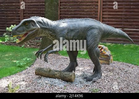 DINO PARK, KHARKOV - 8. AUGUST 2021: Tagesansicht der wunderschönen Dinosaurier-Skulptur im Park. Die prähistorischen Tiere lebten jemals auf der Erde Millionen Stockfoto