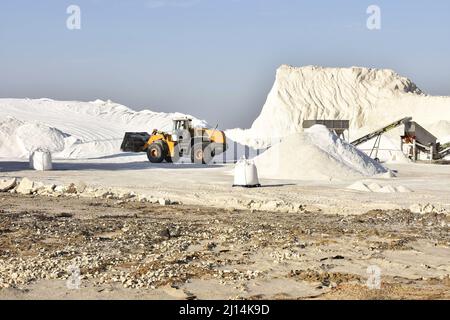 Salzproduktionsstandort, Salz wird nach der Ernte aus den Salzteichen, Huelva Spanien Europa, angehäuft. Stockfoto