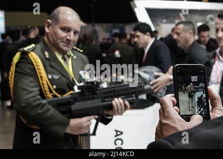 Tel Aviv, Israel. 22.. März 2022. CLAUDIO CERVIGNI, Defense Attache bei der argentinischen Botschaft in Tel Aviv, besucht ISDEF, Israels Internationale Ausstellung für Sicherheit und Verteidigung, während sie auf der EXPO Tel Aviv eröffnet wird. Die Ausstellung zeigt Ausrüstung und Technologien für Verteidigung, Landsicherheit, Schutz von Mega-Events, Cybersicherheit, Geheimdienste und Terrorismusbekämpfung. Die ISDEF beherbergt über 300 ausstellende Unternehmen und wird von 10.000 Besuchern und 50 Delegationen, darunter erstmals Besucher aus den Golfstaaten und Marokko, besucht. Kredit: Nir Alon/Alamy Live Nachrichten Stockfoto