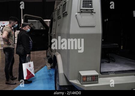 Tel Aviv, Israel. 22. März 2022. Die Internationale Ausstellung für Sicherheit und Verteidigung Israels wird auf der EXPO Tel Aviv eröffnet und zeigt die Ausrüstung und Technologien für Verteidigung, Landsicherheit, Schutz vor Großveranstaltungen, Cybersicherheit, Geheimdienste und Terrorismusbekämpfung. Die ISDEF beherbergt über 300 ausstellende Unternehmen und wird von 10.000 Besuchern und 50 Delegationen, darunter erstmals Besucher aus den Golfstaaten und Marokko, besucht. Die Ausstellung wird von Ländern unterstützt, die sich darauf vorbereiten, die Verteidigungsbudgets nach dem Krieg in der Ukraine und vielleicht einer neuen Weltordnung zu erhöhen. Kredit: Nir Alon/Alamy Live Nachrichten Stockfoto