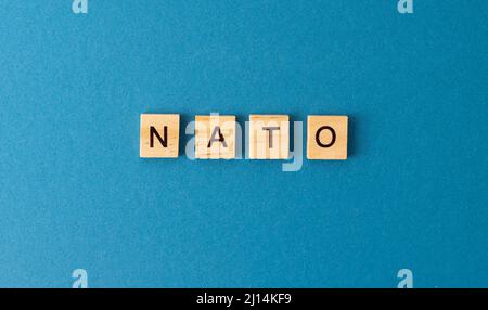 NATO-Hintergrund. Satz aus Holzbuchstaben. Wörter aus der Draufsicht. Die Sätze sind in Holzbuchstaben ausgelegt. Motivation. Stockfoto