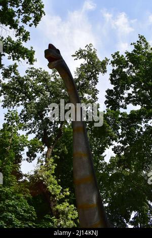 DINO PARK, KHARKOV - 8. AUGUST 2021: Blick auf die wunderschöne Dinosaurier-Skulptur im Park. Brachiosaurus realistisches Modell. Kopf dicht von Dinosaurier. Stockfoto