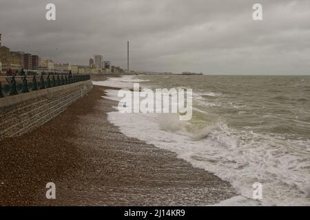 Grauer und stürmischer Tag an der Küste von Brighton in East Sussex, England Stockfoto