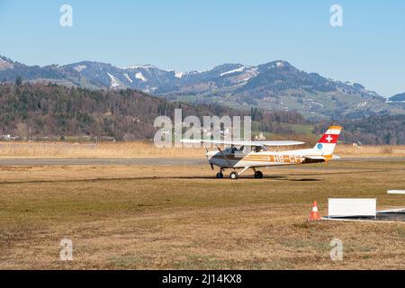 Wangen-Lachen, Schweiz, 27. Februar 2022 das Propellerflugzeug Cessna 152 rollt auf einem kleinen Flugplatz Stockfoto