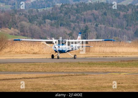 Wangen-Lachen, Schweiz, 27. Februar 2022 das Propellerflugzeug Cessna 152 rollt auf einem kleinen Flugplatz Stockfoto