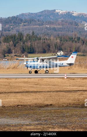 Wangen-Lachen, Schweiz, 27. Februar 2022 das Propellerflugzeug Cessna 152 rollt auf einem kleinen Flugplatz Stockfoto