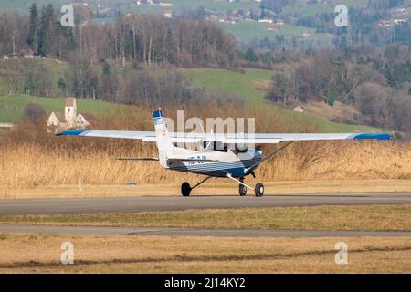 Wangen-Lachen, Schweiz, 27. Februar 2022 das Propellerflugzeug Cessna 152 rollt auf einem kleinen Flugplatz Stockfoto