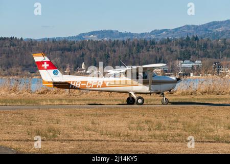 Wangen-Lachen, Schweiz, 27. Februar 2022 das Propellerflugzeug Cessna 152 rollt auf einem kleinen Flugplatz Stockfoto