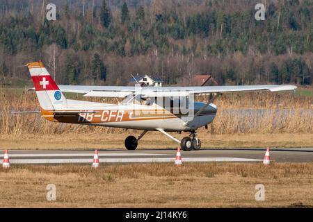 Wangen-Lachen, Schweiz, 27. Februar 2022 das Propellerflugzeug Cessna 152 rollt auf einem kleinen Flugplatz Stockfoto