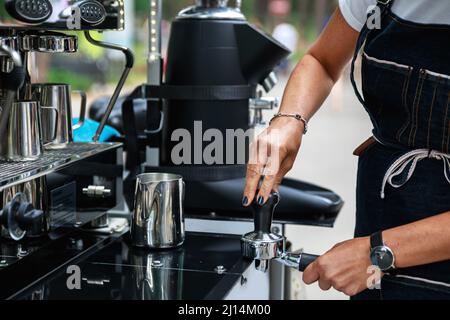 Nahaufnahme der weiblichen Hände der Barista während der Arbeit im Café Stockfoto