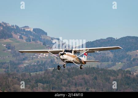 Wangen-Lachen, Schweiz, 27. Februar 2022 das Propellerflugzeug Cessna 152 startet von einem kleinen Flugplatz Stockfoto