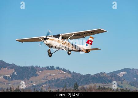 Wangen-Lachen, Schweiz, 27. Februar 2022 das Propellerflugzeug Cessna 152 startet von einem kleinen Flugplatz Stockfoto