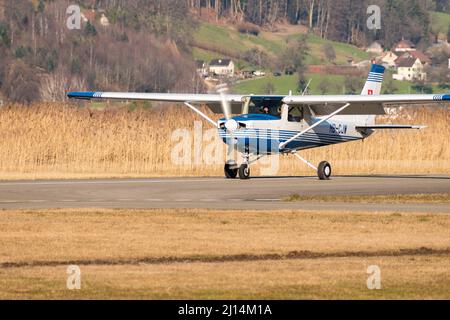 Wangen-Lachen, Schweiz, 27. Februar 2022 das Propellerflugzeug Cessna 152 rollt auf einem kleinen Flugplatz Stockfoto