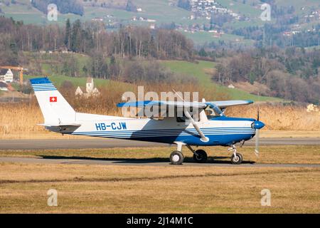 Wangen-Lachen, Schweiz, 27. Februar 2022 das Propellerflugzeug Cessna 152 rollt auf einem kleinen Flugplatz Stockfoto