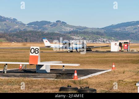 Wangen-Lachen, Schweiz, 27. Februar 2022 das Propellerflugzeug Cessna 152 rollt auf einem kleinen Flugplatz Stockfoto