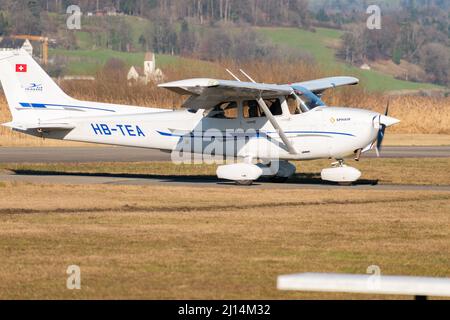 Wangen-Lachen, Schweiz, 27. Februar 2022 Propellerflugzeug Cessna 172 auf einem kleinen Flugplatz Stockfoto