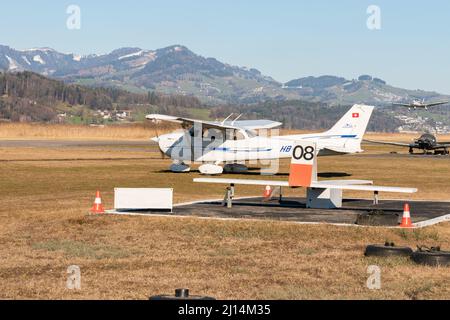 Wangen-Lachen, Schweiz, 27. Februar 2022 Propellerflugzeug Cessna 172 auf einem kleinen Flugplatz Stockfoto