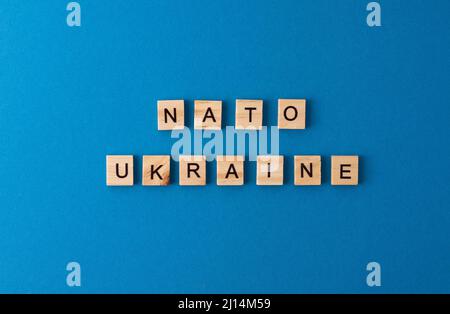 NATO Ukraine Hintergrund. Satz aus Holzbuchstaben. Wörter aus der Draufsicht. Die Sätze sind in Holzbuchstaben ausgelegt. Motivation. Stockfoto