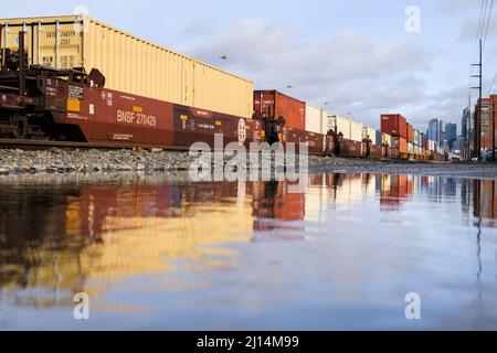 Seattle - 20. März 2022; BNSF Intermodaler Zug, der im Wasser reflektiert in Seattle Stockfoto