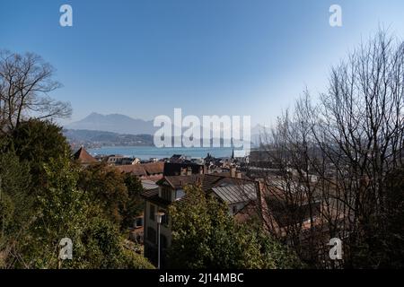 Luzern, Schweiz, 10. März 2022 Blick über den Vierwaldstättersee mit den alpen im Hintergrund Stockfoto