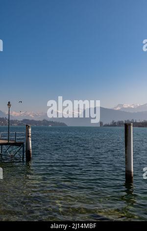 Luzern, Schweiz, 10. März 2022 grandioser Blick über den Vierwaldstättersee an einem klaren, blauen Tag Stockfoto